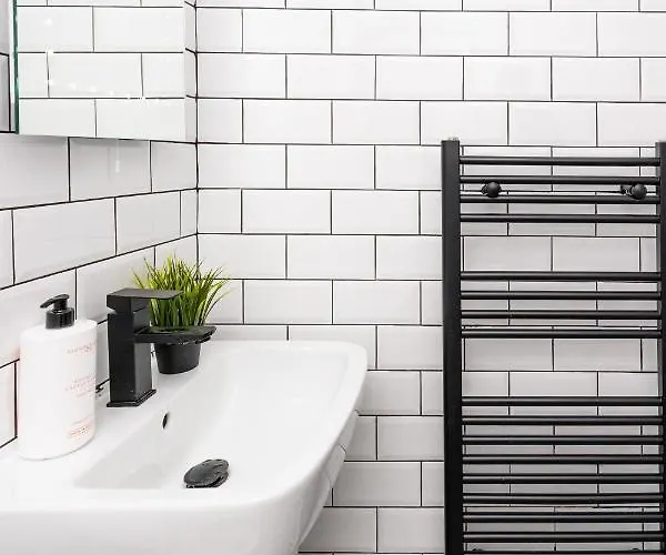 Cheerful 2 Bedroom Homely Apartment, Sleeps 4 Guest Comfy, 3x Double Bed, Parking, Free Wifi, Suitable For Business, Leisure Guest,glasgow, West End, Near Centre, Perfect For Common Wealth Games 2026 *