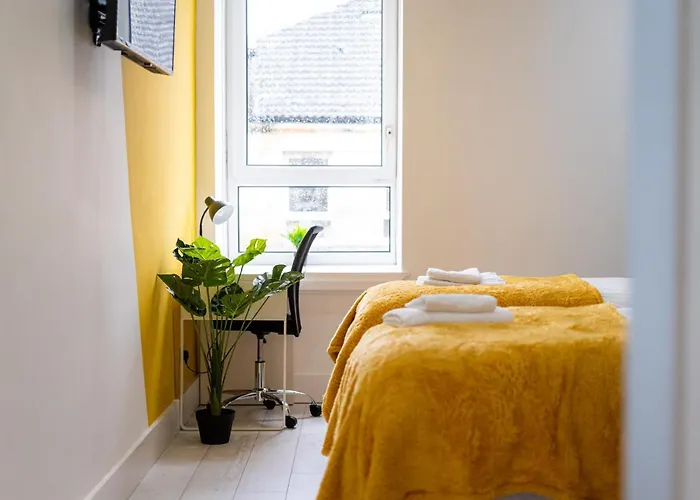 Cheerful 2 Bedroom Homely Apartment, Sleeps 4 Guest Comfy, 3x Double Bed, Parking, Free Wifi, Suitable For Business, Leisure Guest,glasgow, West End, Near Centre, Perfect For Common Wealth Games 2026 * Glasgow