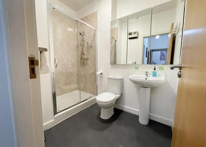 Exquisite 2br Flat Near Train Station Apartment Glasgow