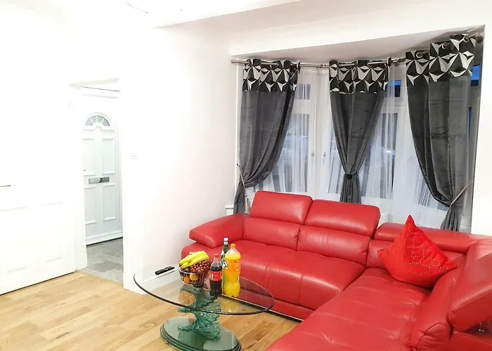 Comfortable And Modern 3 Bedroom Mid Terraced Appartamento