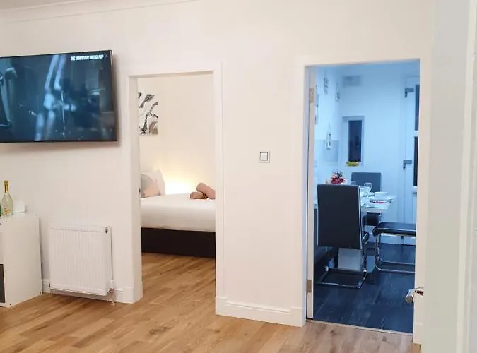 Comfortable And Modern 3 Bedroom Mid Terraced 公寓 *