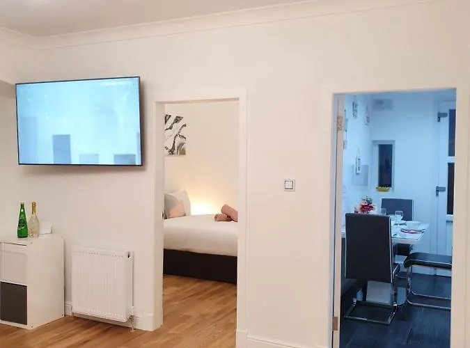 Comfortable And Modern 3 Bedroom Mid Terraced Appartamento Glasgow