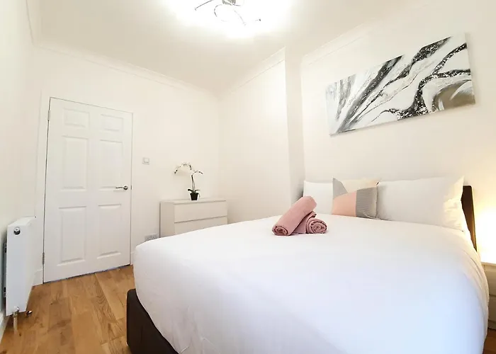 Comfortable And Modern 3 Bedroom Mid Terraced Apartment