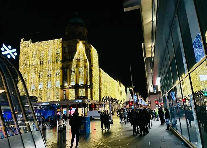 Executive Triplex House, 3 Bedroom 3 Bathrooms 1 Living Kitchen - Huge Terrace For Master Bedroom - Private E Parking Lez Congestion Zone Free - Garden - 5 Mins Drive To Centre Station בית נופש