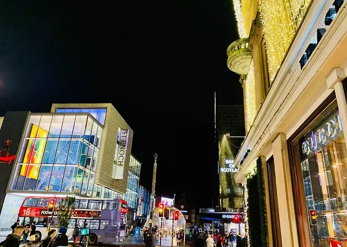 Executive Triplex House, 3 Bedroom 3 Bathrooms 1 Living Kitchen - Huge Terrace For Master Bedroom - Private E Parking Lez Congestion Zone Free - Garden - 5 Mins Drive To Centre Station 度假居 *