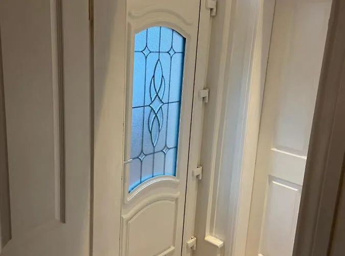 Cheerful One Bedroom With Parking Space. Casa de Férias