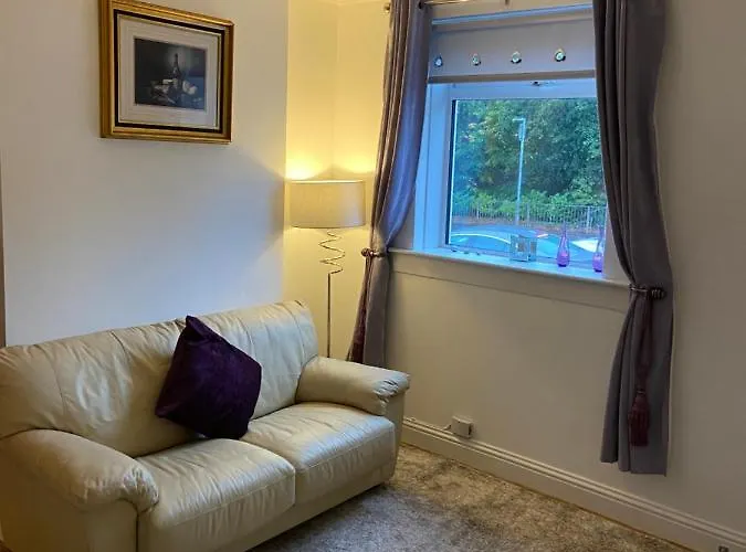 Cheerful One Bedroom With Parking Space. Glasgow