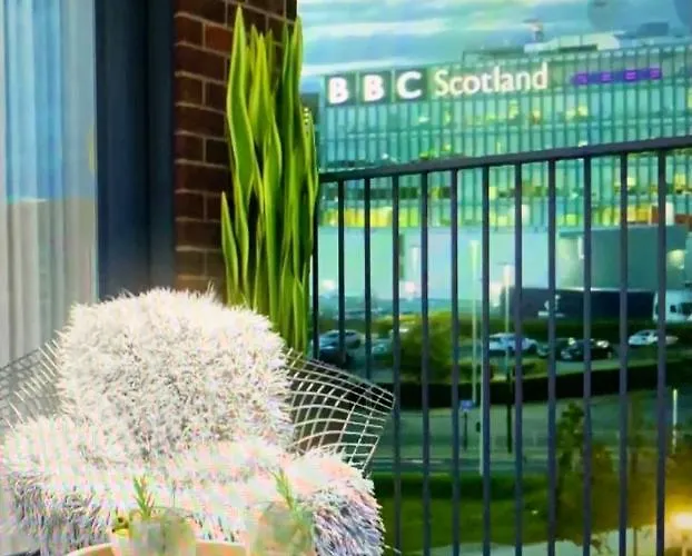 Executive Triplex House, 3 Bedroom 3 Bathrooms 1 Living Kitchen - Huge Terrace For Master Bedroom - Private E Parking Lez Congestion Zone Free - Garden - 5 Mins Drive To Centre Station Дом отдыха *