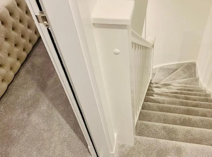 Executive Triplex House, 3 Bedroom 3 Bathrooms 1 Living Kitchen - Huge Terrace For Master Bedroom - Private E Parking Lez Congestion Zone Free - Garden - 5 Mins Drive To Centre Station