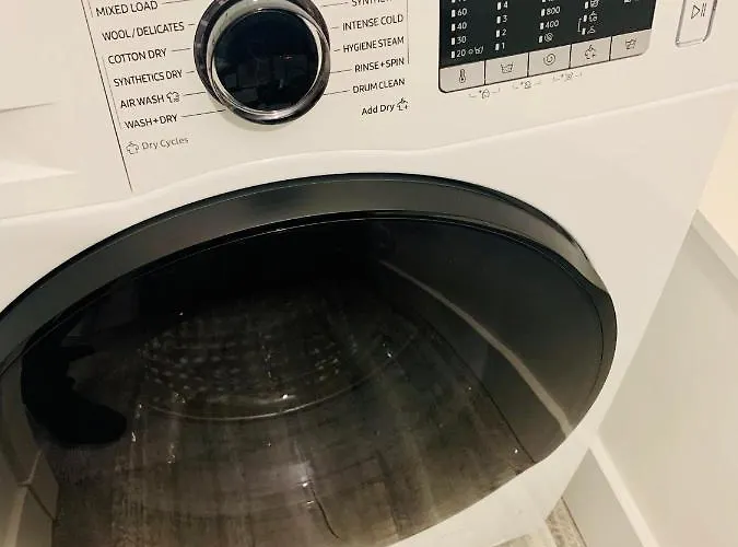 度假居 Executive Triplex House, 3 Bedroom 3 Bathrooms 1 Living Kitchen - Huge Terrace For Master Bedroom - Private E Parking Lez Congestion Zone Free - Garden - 5 Mins Drive To Centre Station 格拉斯哥