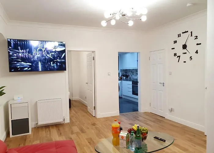 Comfortable And Modern 3 Bedroom Mid Terraced *