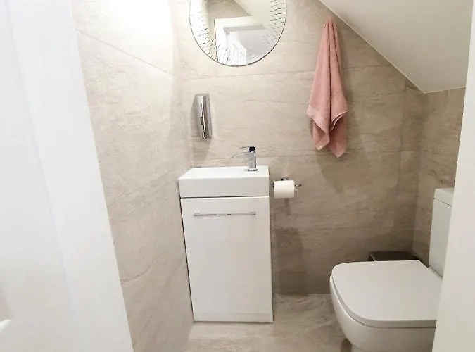 Comfortable And Modern 3 Bedroom Mid Terraced *