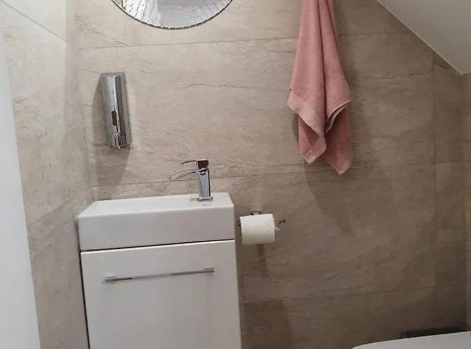 Comfortable And Modern 3 Bedroom Mid Terraced 格拉斯哥