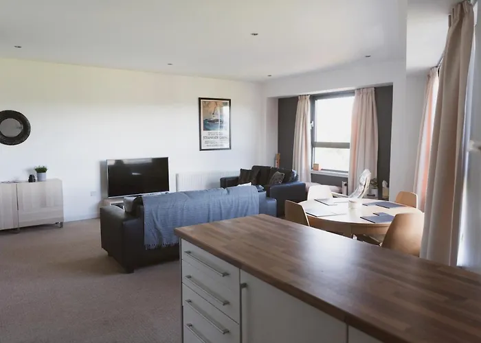 Lovely 2-bed Flat Harbour Free Parking - Pass The Keys *