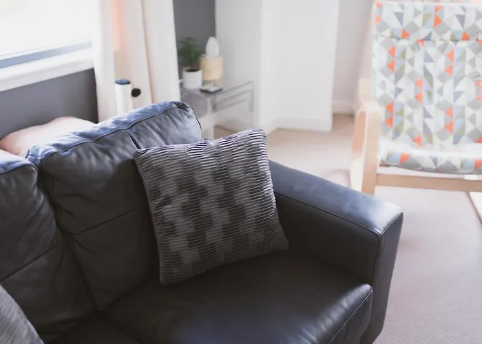 Lovely 2-bed Flat Harbour Free Parking - Pass The Keys