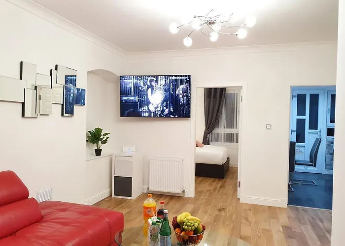 Comfortable And Modern 3 Bedroom Mid Terraced