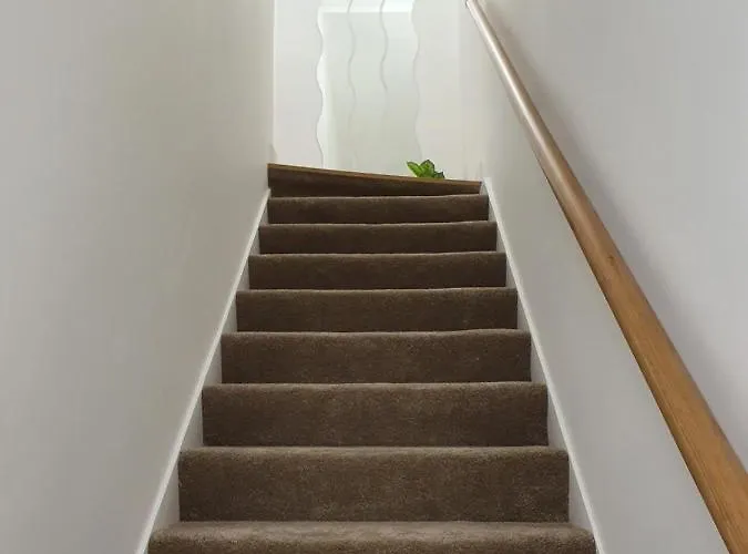 Comfortable And Modern 3 Bedroom Mid Terraced *