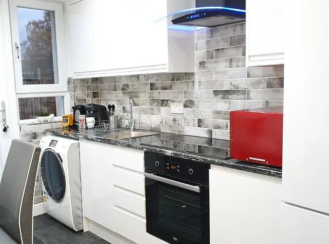 Comfortable And Modern 3 Bedroom Mid Terraced