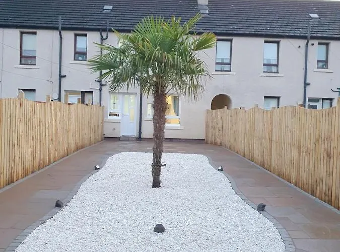 Apartment Comfortable And Modern 3 Bedroom Mid Terraced *