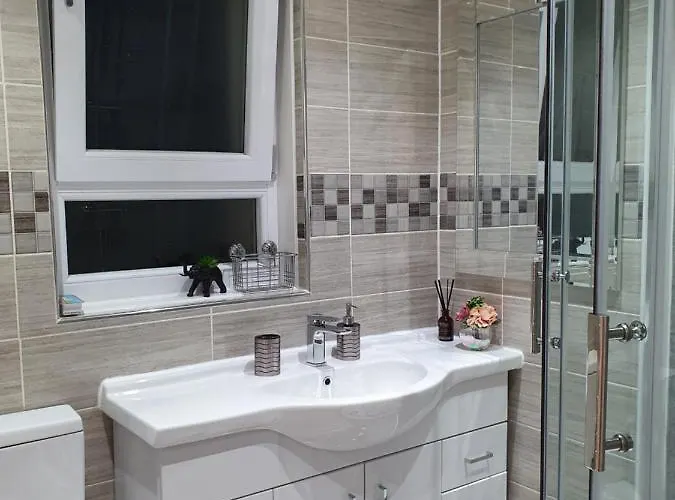 Comfortable And Modern 3 Bedroom Mid Terraced Glasgow