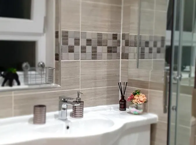 Comfortable And Modern 3 Bedroom Mid Terraced 格拉斯哥