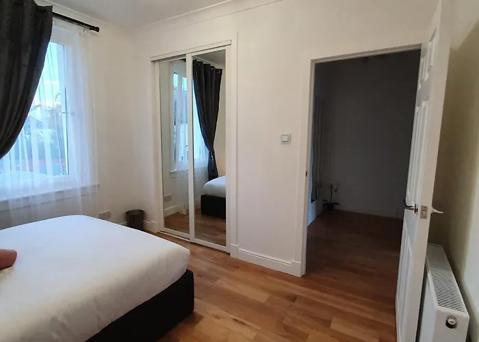 Comfortable And Modern 3 Bedroom Mid Terraced Appartamento