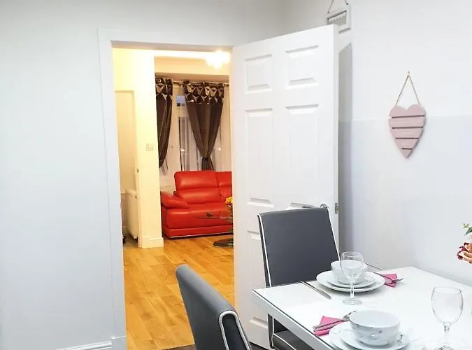 Comfortable And Modern 3 Bedroom Mid Terraced 公寓