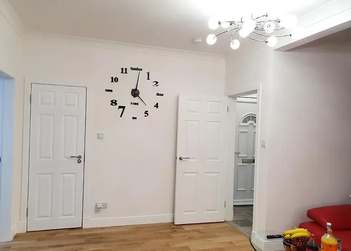 Comfortable And Modern 3 Bedroom Mid Terraced Glasgow