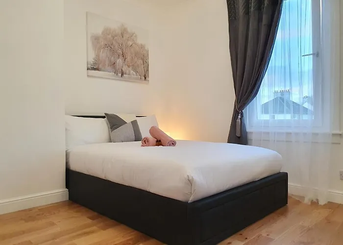 Comfortable And Modern 3 Bedroom Mid Terraced Apartment Glasgow