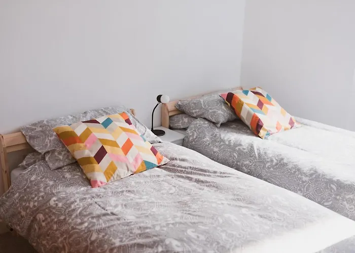 Lovely 2-bed Flat Harbour Free Parking - Pass The Keys * Glasgow