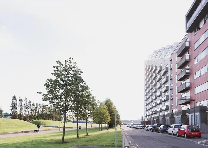 Lovely 2-bed Flat Harbour Free Parking - Pass The Keys * Glasgow