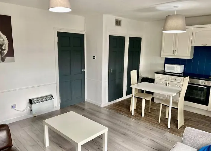 Chic Flat With Balcony Close To Merchant