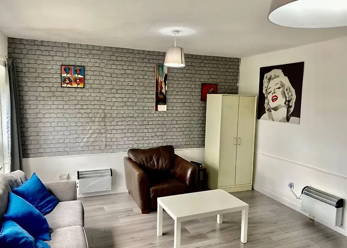 Chic Flat With Balcony Close To Merchant Apartment