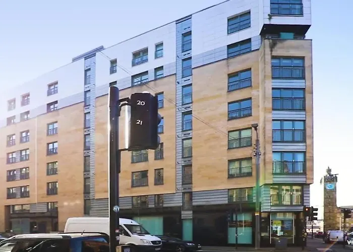 Cosy In Quiet City-centre With Car Park Apartment Glasgow