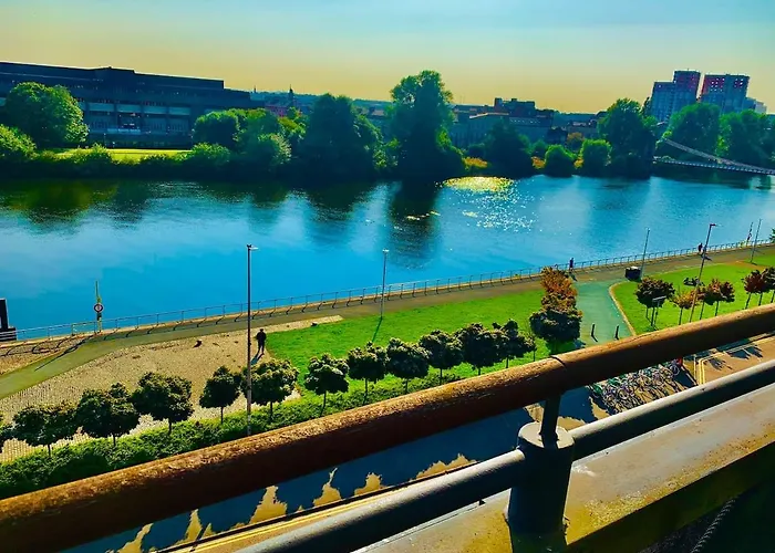 Centre G1 Penthouse With Riverviews - Duplex - 4 Bedrooms, 3 Bathrooms, Kitchen, 1 Living Room, 1 Dining Room, 2 Terraces, Parking, Floor, 2050 Sq Ft, Merchant *