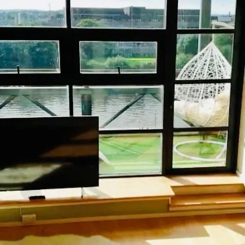 Centre G1 Penthouse With Riverviews - Duplex - 4 Bedrooms, 3 Bathrooms, Kitchen, 1 Living Room, 1 Dining Room, 2 Terraces, Parking, Floor, 2050 Sq Ft, Merchant