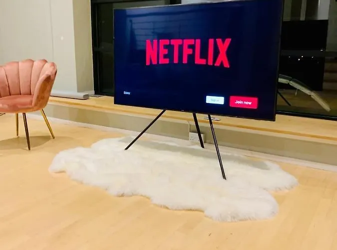 Centre G1 Penthouse With Riverviews - Duplex - 4 Bedrooms, 3 Bathrooms, Kitchen, 1 Living Room, 1 Dining Room, 2 Terraces, Parking, Floor, 2050 Sq Ft, Merchant