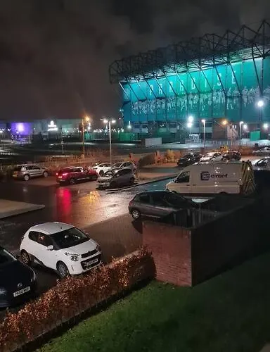 Stylish 2 Bedroom / Free Gated Parking