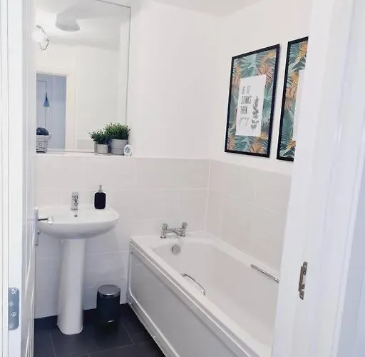 Stylish 2 Bedroom / Free Gated Parking Апартаменты *