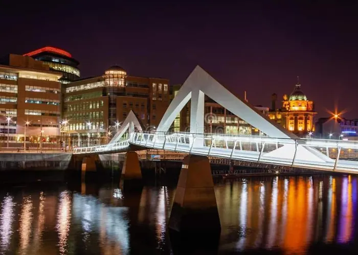 Centre G1 Penthouse With Riverviews - Duplex - 4 Bedrooms, 3 Bathrooms, Kitchen, 1 Living Room, 1 Dining Room, 2 Terraces, Parking, Floor, 2050 Sq Ft, Merchant * Glasgow