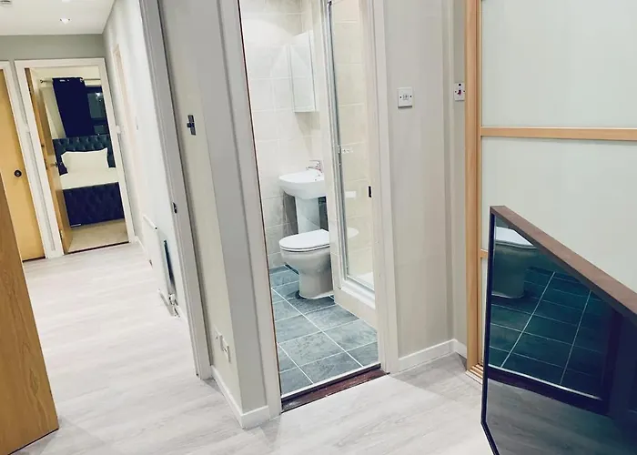 Centre G1 Penthouse With Riverviews - Duplex - 4 Bedrooms, 3 Bathrooms, Kitchen, 1 Living Room, 1 Dining Room, 2 Terraces, Parking, Floor, 2050 Sq Ft, Merchant