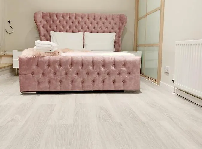 Centre G1 Penthouse With Riverviews - Duplex - 4 Bedrooms, 3 Bathrooms, Kitchen, 1 Living Room, 1 Dining Room, 2 Terraces, Parking, Floor, 2050 Sq Ft, Merchant * Glasgow