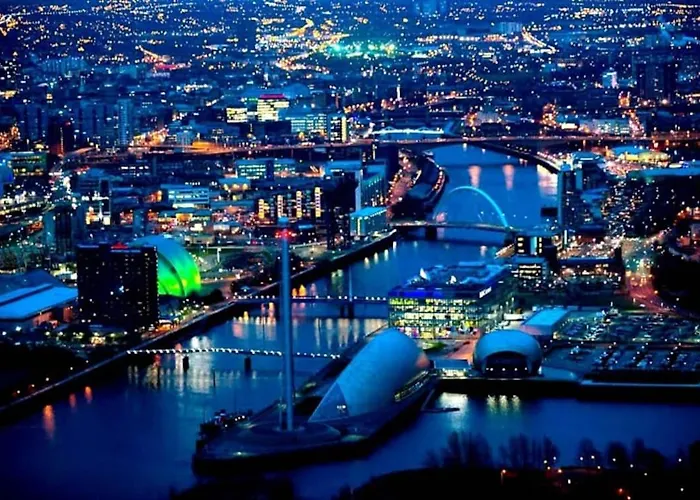 Centre G1 Penthouse With Riverviews - Duplex - 4 Bedrooms, 3 Bathrooms, Kitchen, 1 Living Room, 1 Dining Room, 2 Terraces, Parking, Floor, 2050 Sq Ft, Merchant