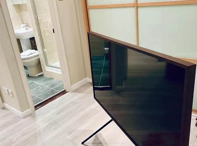 Centre G1 Penthouse With Riverviews - Duplex - 4 Bedrooms, 3 Bathrooms, Kitchen, 1 Living Room, 1 Dining Room, 2 Terraces, Parking, Floor, 2050 Sq Ft, Merchant *