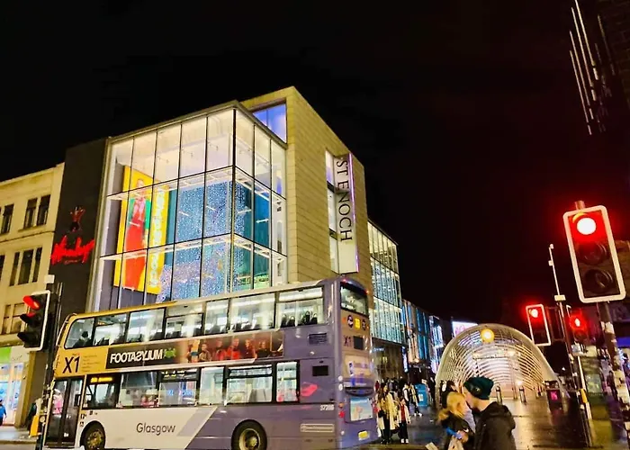 Centre G1 Penthouse With Riverviews - Duplex - 4 Bedrooms, 3 Bathrooms, Kitchen, 1 Living Room, 1 Dining Room, 2 Terraces, Parking, Floor, 2050 Sq Ft, Merchant *