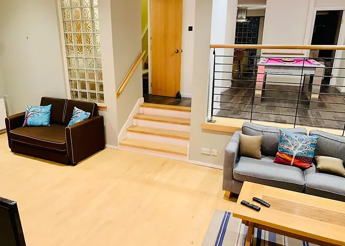 Centre G1 Penthouse With Riverviews - Duplex - 4 Bedrooms, 3 Bathrooms, Kitchen, 1 Living Room, 1 Dining Room, 2 Terraces, Parking, Floor, 2050 Sq Ft, Merchant