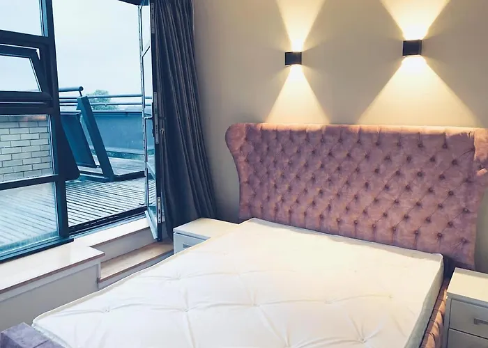 アパート Centre G1 Penthouse With Riverviews - Duplex - 4 Bedrooms, 3 Bathrooms, Kitchen, 1 Living Room, 1 Dining Room, 2 Terraces, Parking, Floor, 2050 Sq Ft, Merchant