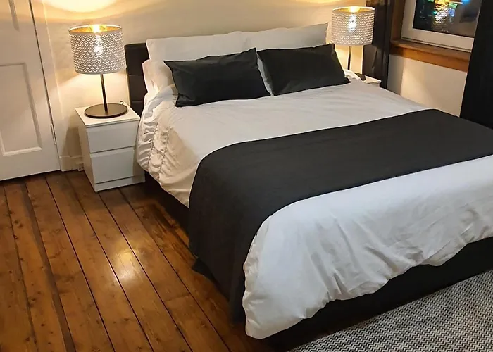 Large 3 Bed West End Free Parking & Electric Vehicle Point