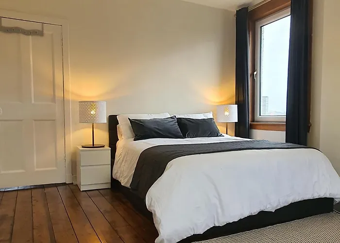 Large 3 Bed West End Free Parking & Electric Vehicle Point Glasgow