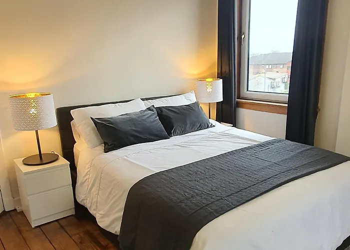 Large 3 Bed West End Free Parking & Electric Vehicle Point Appartamento